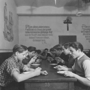 Ihren beruflichen Fokus fanden die Brüder für viele Jahrzehnte in Kinder- und Lehrlingsheimen, Internaten und Schulen.